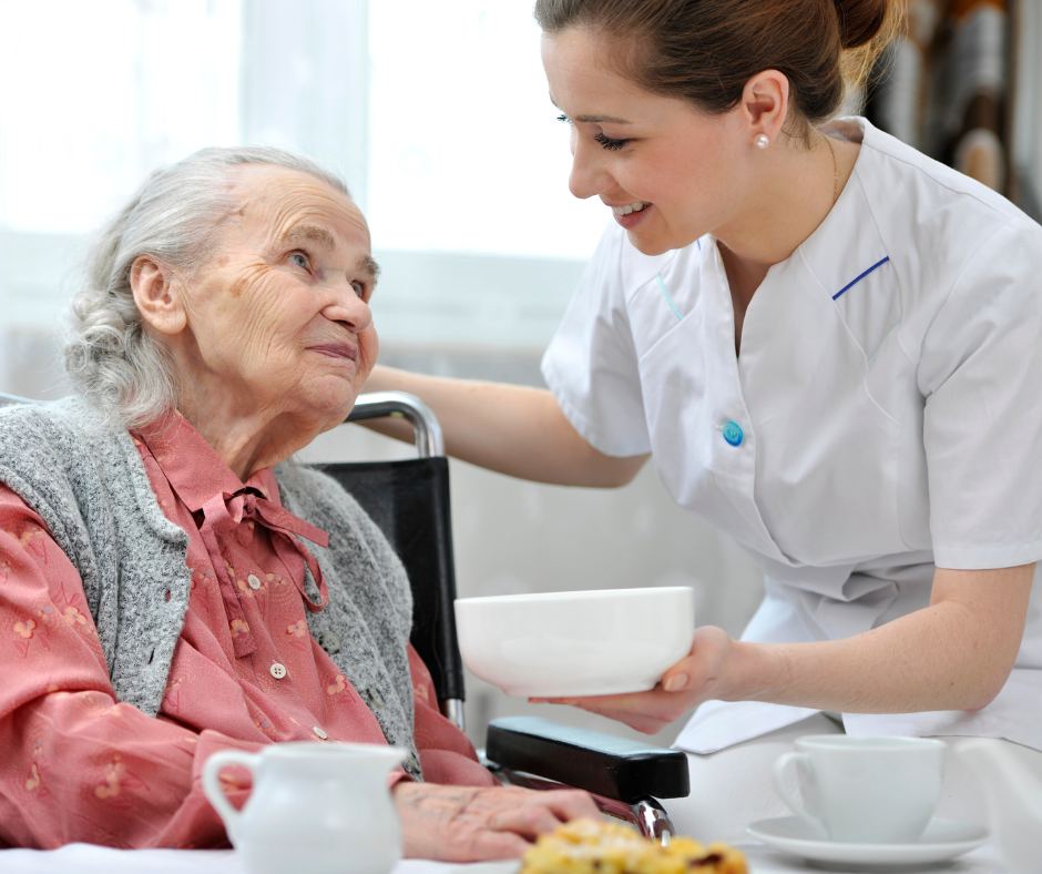 Pflegekraft unterstützt eine Seniorin bei der Grundpflege